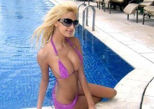 Julia, 44