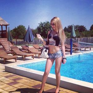 Nathalie, 33